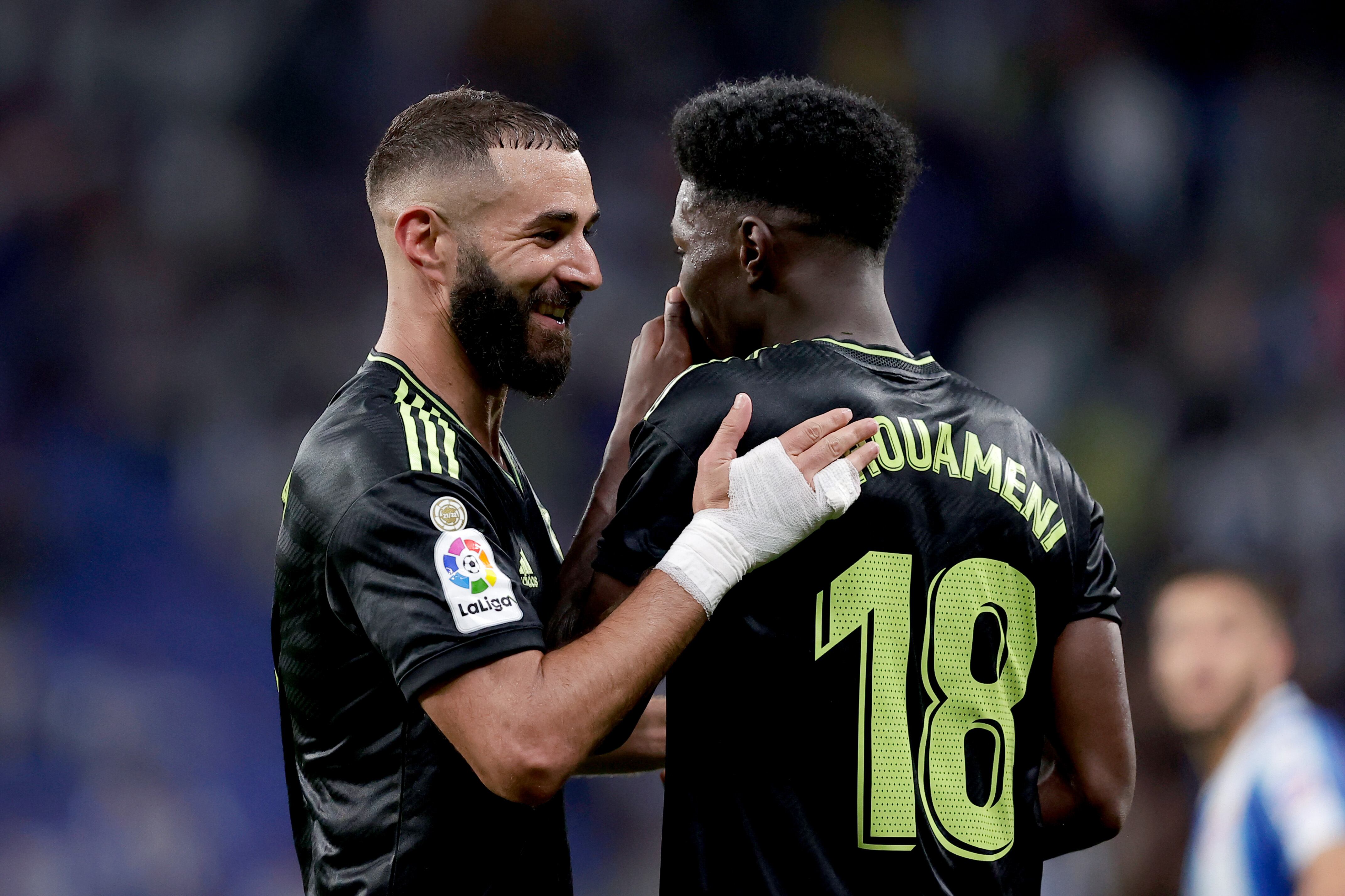 Karim Benzema y Aurélien Tchouaméni hablan durante un partido en su época en el Real Madrid