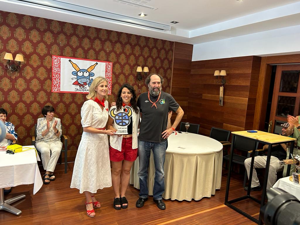 La artista Rocío Wittib recibe el premio de Guiri del año en su vigésima edición durante los Sanfermines 2023