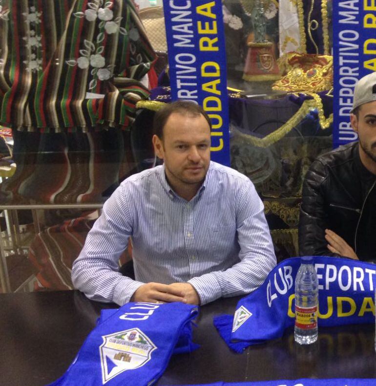 El entrenador espera poder reforzar al equipo con el nuevo grupo inversor