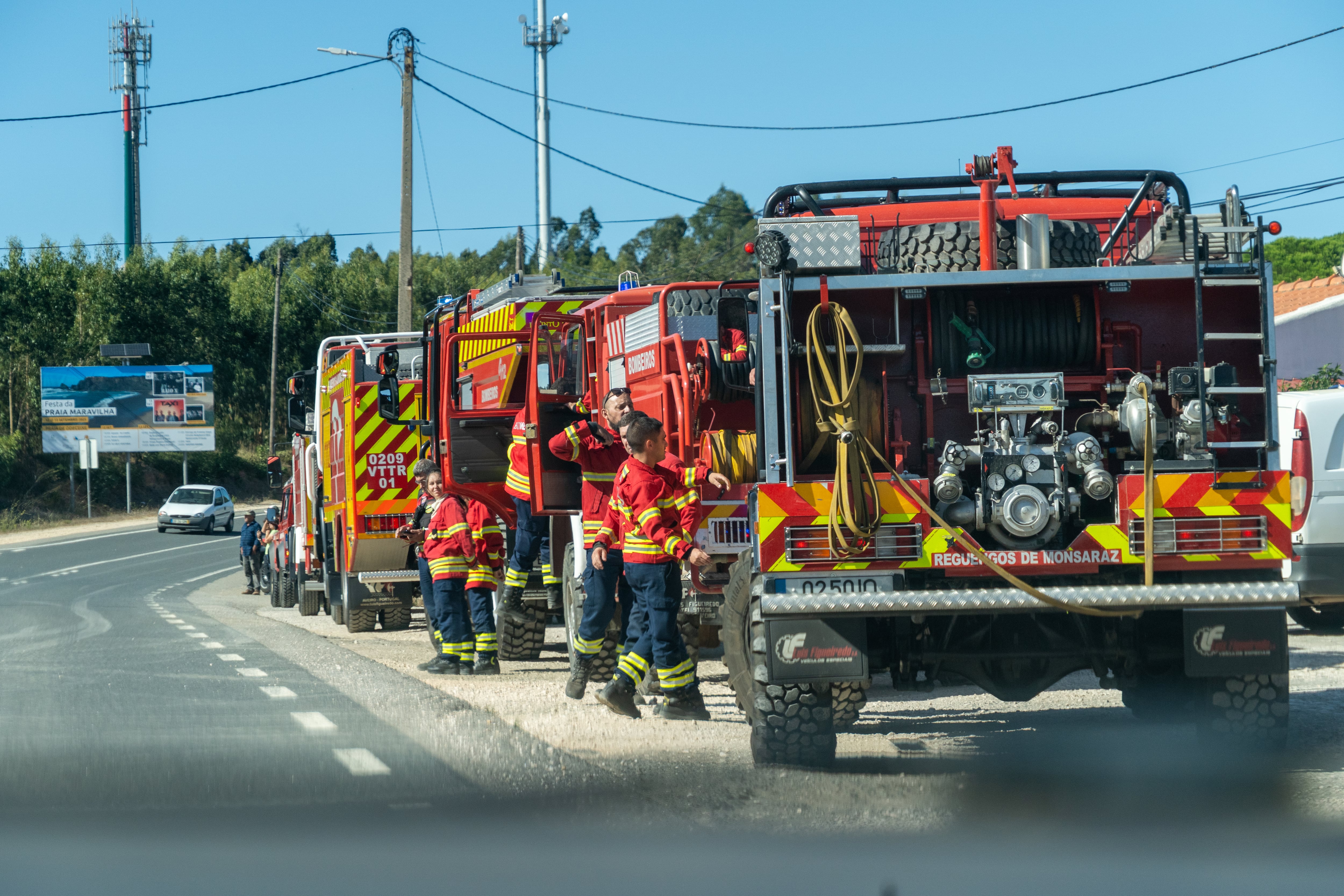 Bomberos en Aljezur, Portugal, 21 de septiembre de 2025. 
