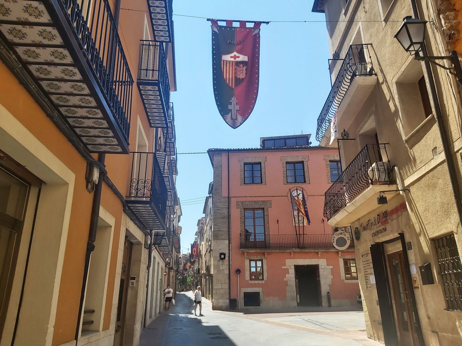 Las calles de Cocentaina ya se encuentran engalanadas