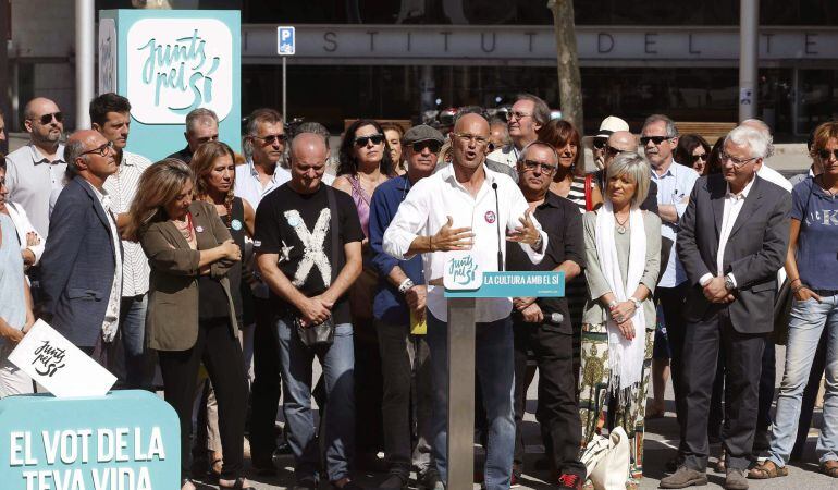  El cabeza de lista de Junts pel Sí, Raül Romeva ha participado esta en el acto &quot;La Cultura del Sí&quot; junto a varias personalidades del mundo de la cultura, en la Plaça Margarida Xirgu de Barcelona. 