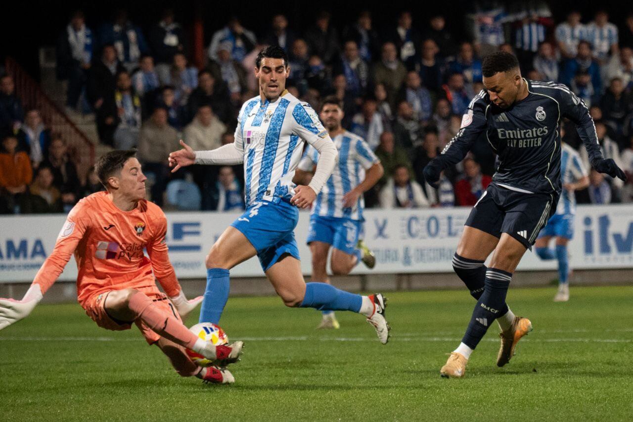 Jaime González, portero del CF Talavera, frustra una ocasión de Kylian Mbappé