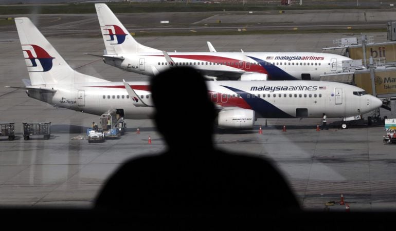 Fotografía de archivo del 19 de julio de 2014 de un pasajero observando aviones de la aerolínea Malaysia Airline en el aeropuerto internacional de Kuala Lumpur (Malasia).