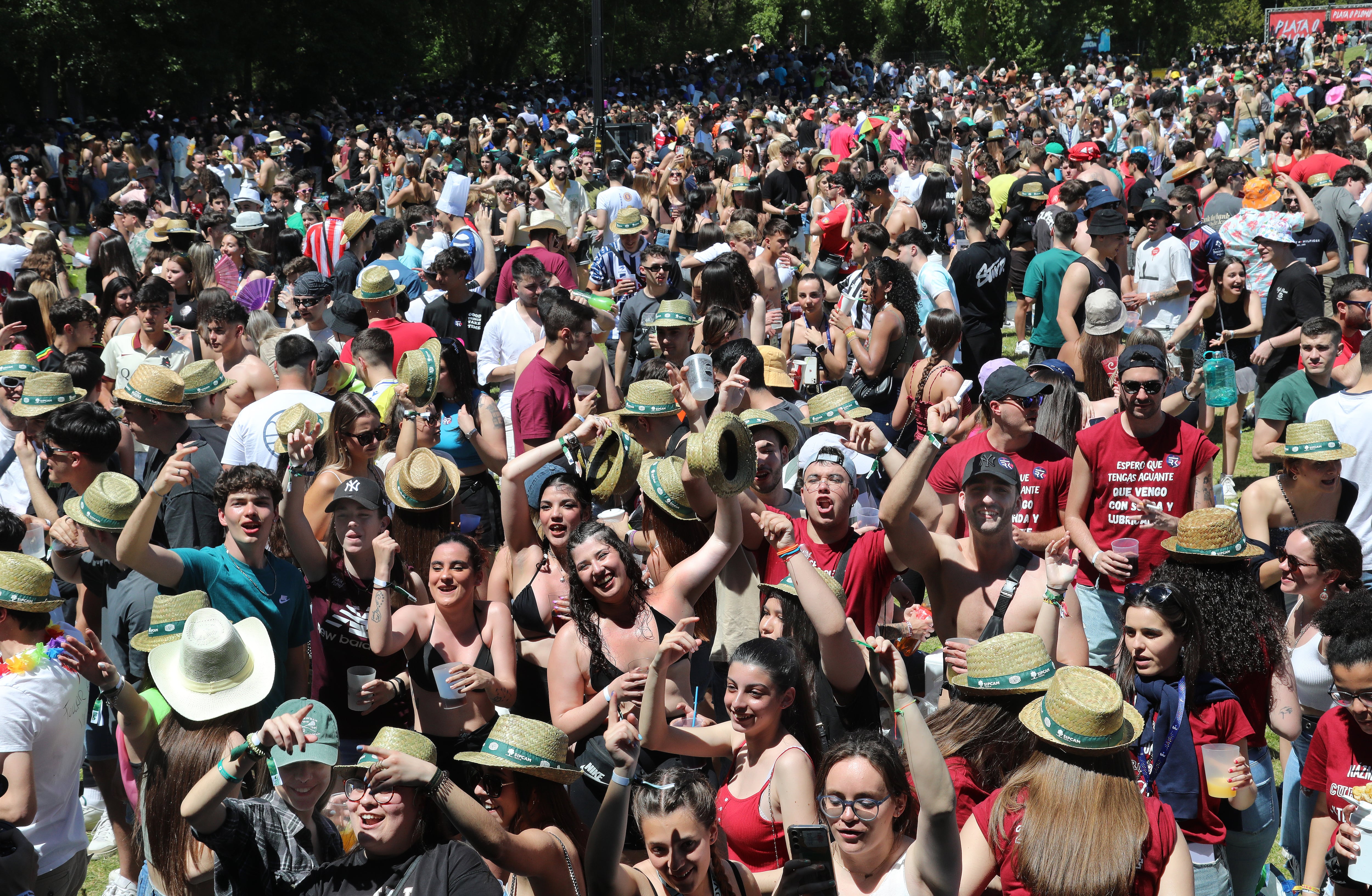 Miles de jóvenes de la Comunidad se dan cita en el parque Ribera Sur de la capital palentina para celebrar la ITA, una de las fiestas universitarias más populares de la región