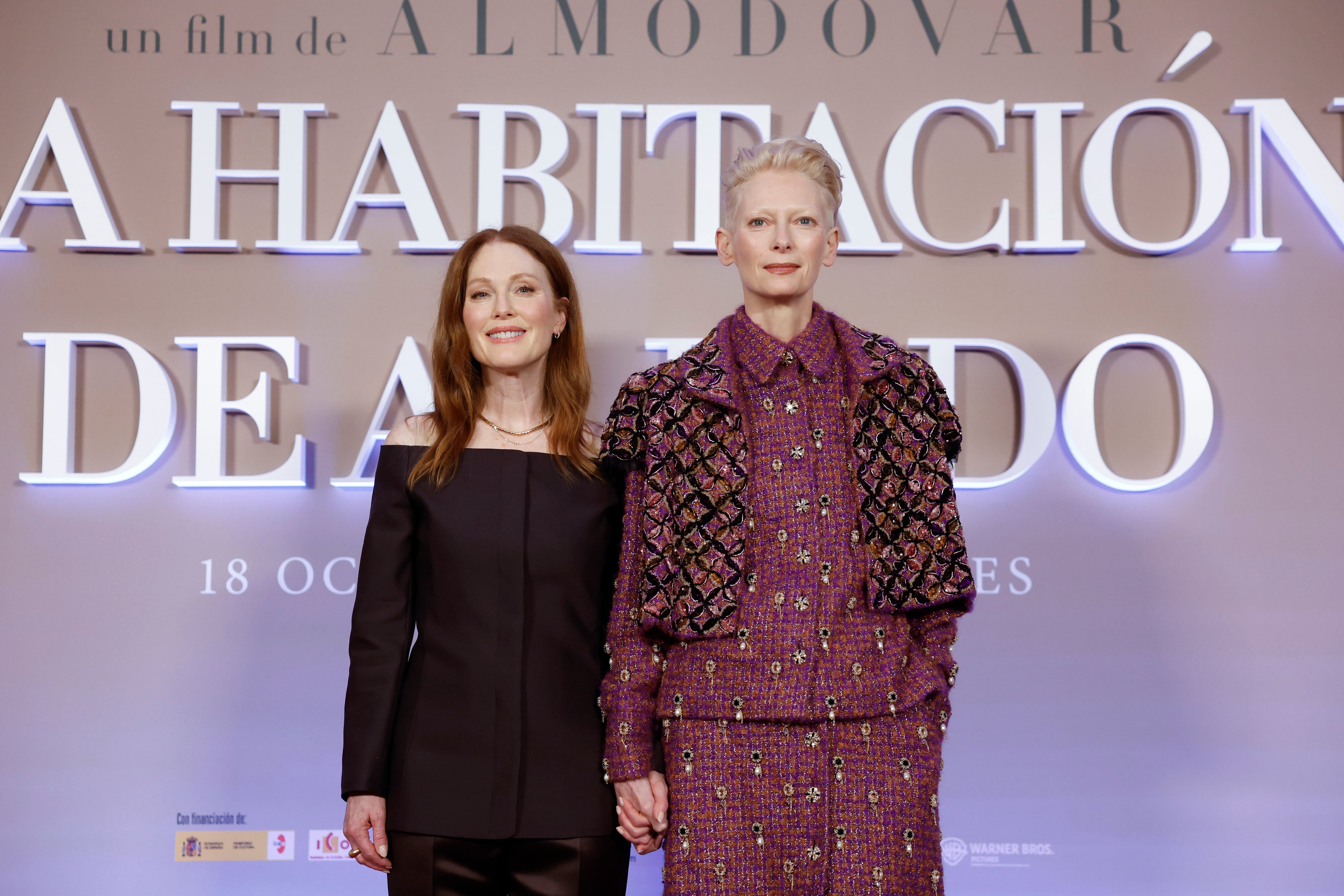 Las actrices, la británica Tilda Swinton (d) y la estadounidese Julianne Moore posan para la prensa durante la presentación de la película &#039;La habitación de al lado&#039;, de Pedro Almodóvar, este miércoles en Madrid. EFE/ Mariscal