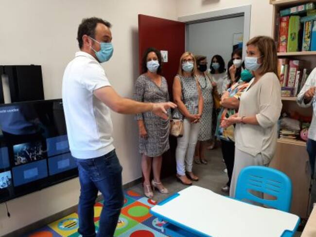 El gerente de ADIJ Jódar, José Carlos Illana, muestra las instalaciones delk CAIT Jódar a viceconsejera y delegada