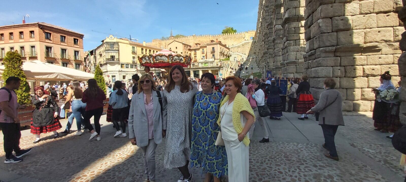 De izq. a drch., Mariam Rueda, concejala de deportes, Clara Martín, alcaldesa actual (tras la dimisión de Luquero), Clara Luquero, alcaldesa saliente y Fuencisla Yagüe, concejala de Fondos Europeos