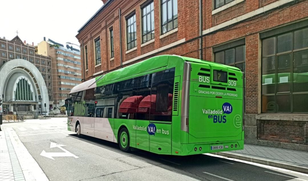 Autobús urbano circula por una calle del centro de Valladolid.