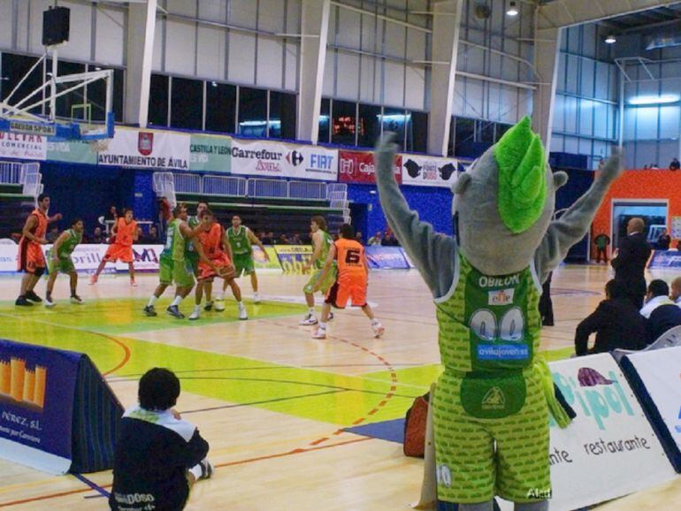 Momento de un partido de LEB Plata en el pabellón Carlos Sastre