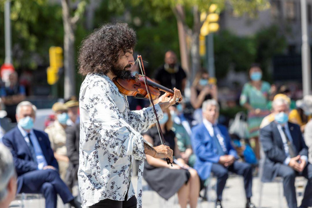El violinista Ara Malikian, en un momento del acto de recuerdo de "los que nos faltan" a causa de la covid-19, en homenaje a los fallecidos durante la pandemia este sábado en Zaragoza