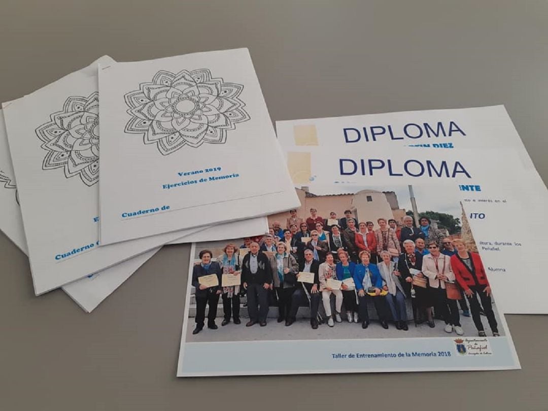 Diplomas y foto de los alumnos de otras ediciones