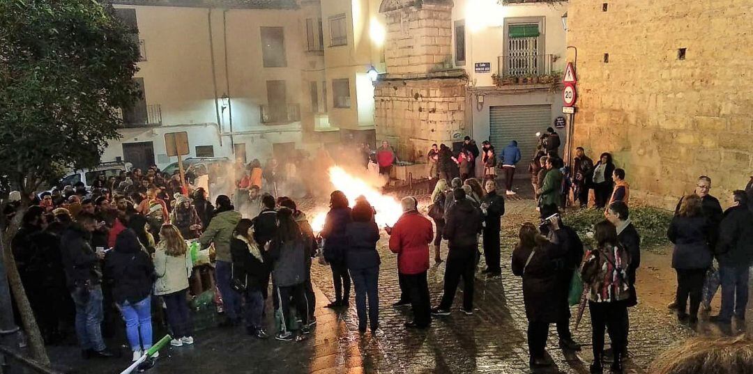 Vecinos alrededor de la hoguera de la Merced.