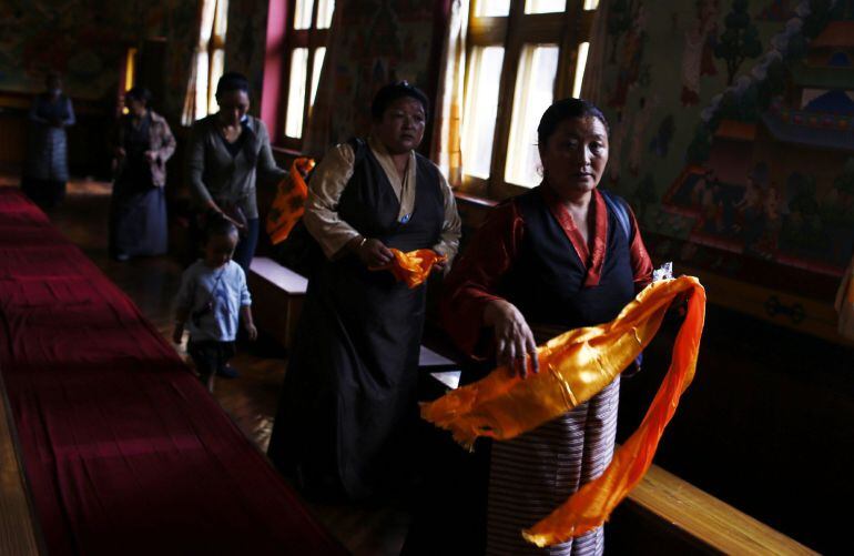 Tibetanos durante una ceremonia con motivo de la celebración del 82 cumpleaños del Dalai Lama en un monasterio en Katmandú, Nepal