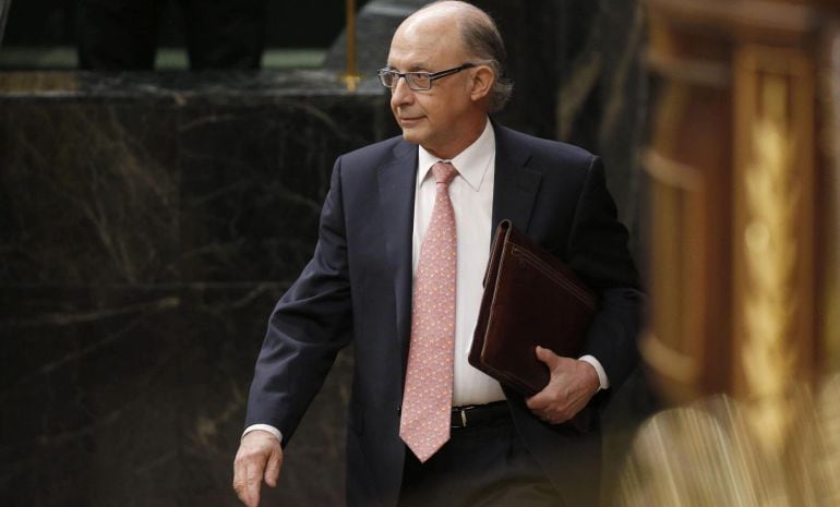 El ministro de Hacienda, Cristóbal Montoro, durante el pleno del Congreso celebrado en la Cámara Baja