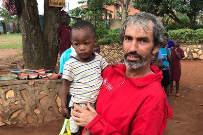 Freddy Santos, fundador de la ONG Ciudades de Viento, en uno de sus viajes a Uganda.