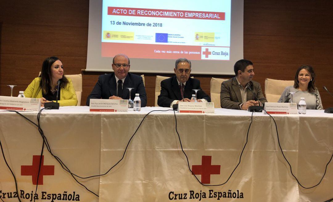 De izqda a dcha, la subdelegada del Gobierno, Catalina Madueño; el alcalde de Jaén, Javier Márquez, el presidente de Cruz Roja, Pepe Boyano, el presidente de la Diputación, Francisco Reyes, y la delegada del gobierno de la Junta, Ana Cobo.