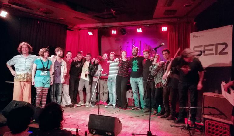 Foto de fin de fiesta con todas las bandas en el escenario. Faltan los Madrid Hot que tuvieron que marcharse antes