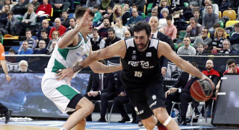 Alex Mumbrú, en una jugada ante el alero serbio del Real Betis Energia Plus, Rade Zagorac, durante un partido de Euroliga cuado era jugador de Bilbao Basket