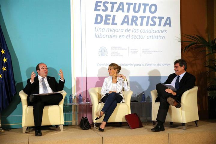 Miquel Iceta, ministro de Cultura y Yolanda Díaz, ministra de Trabajo y vicepresidenta del Gobierno en la presentación del Estatuto del Artista en enero de 2023