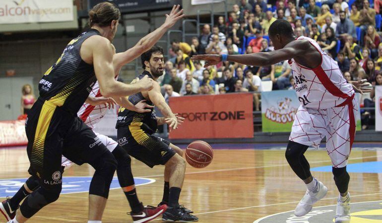 El alero del Iberostar Tenerife Javier Beirán (c) supera a varios jugadores del Montakit Fuenlabrada, durante el partido de la novena jornada de la liga ACB Endesa disputado en el Pabellón Insular Santiago Martín de Santa Cruz de Tenerife.