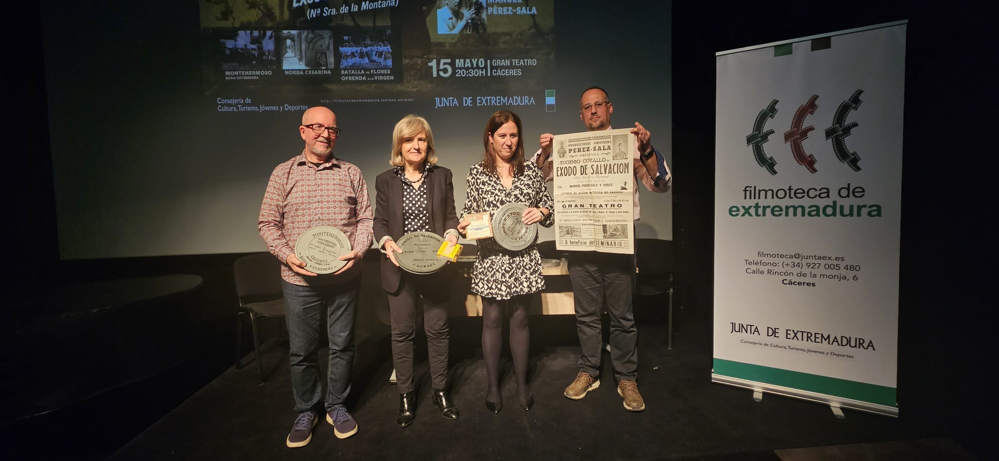 Autoridades y familiares de Manuel Pérez-Sala escenifican la cesión del patrimonio cinematográfico del cineasta a la Filmoteca de Extremadura