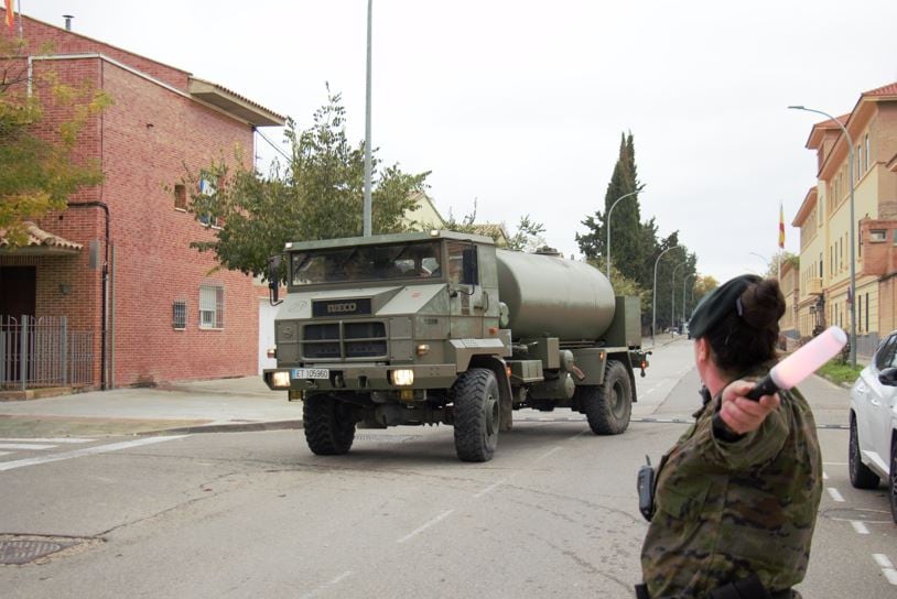 Un camión saliendo de las instalaciones del Cuartel Sancho Ramírez