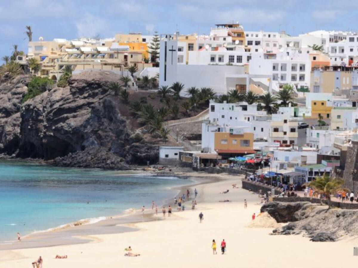 Varios ciudadanos ayudan a reducir a un hombre que agredía a su pareja