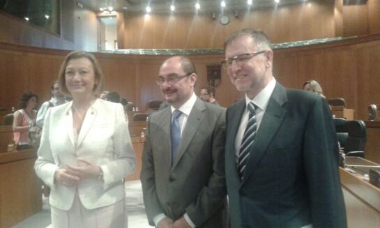 El presidente de Aragón, Javier Lambán (centro), junto a los senadores autonómicos, Luisa Fernanda Rudi y Marcelino Iglesias, ambos ex-presidentes de la comunidad autónoma