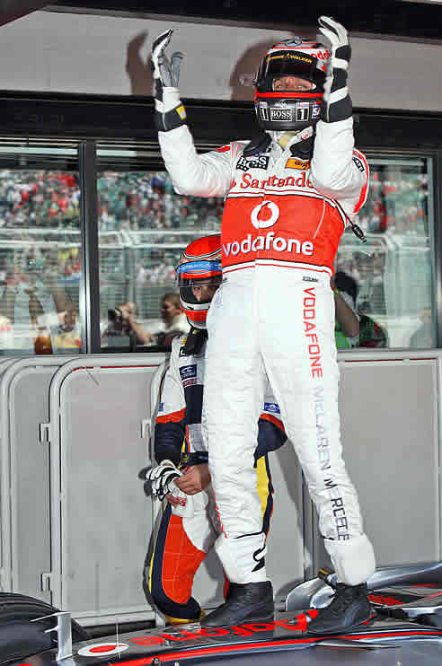 Kovalainen celebra su primera pole en Fórmula Uno en la sesión de clasificación de Silverstone