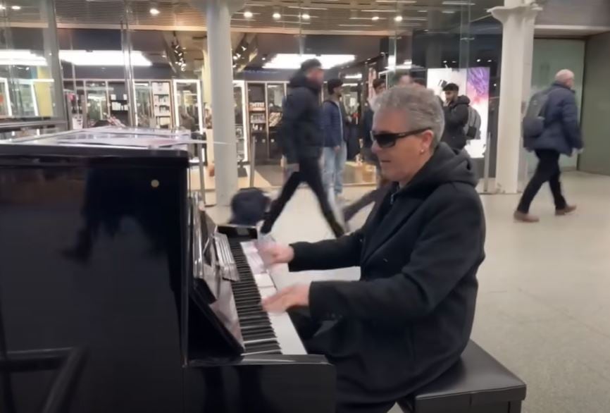 El músico Brendan Kavanagh (Dr. K) tocando en la estación St Pancras de Londres