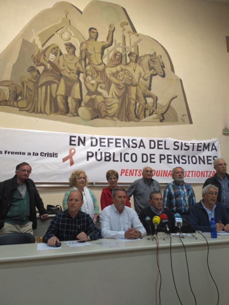 Portavoces de las plataformas convocantes, durante la presentación de esta nueva marcha en Pamplona.