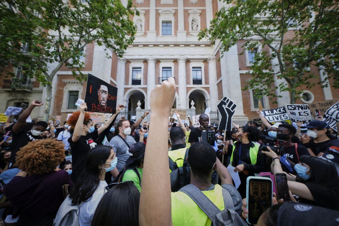 Concentración de Black Lives Matter y el Sindicato de Manteros frente a la Embajada de EEUU por George Floyd, en Madrid