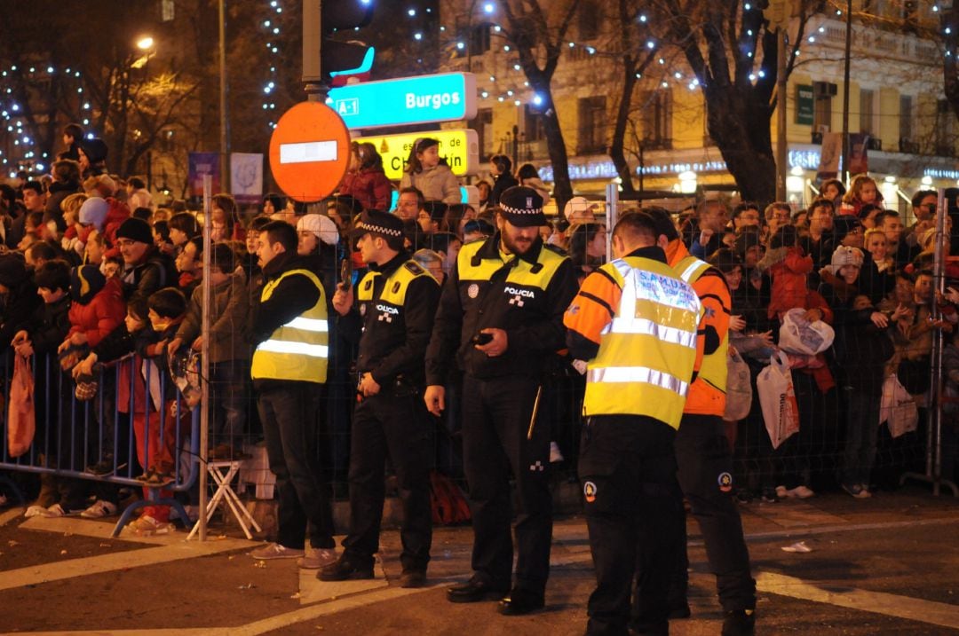 Policía Municipal con público asistente a la cabalgata de Reyes Magos de Madrid