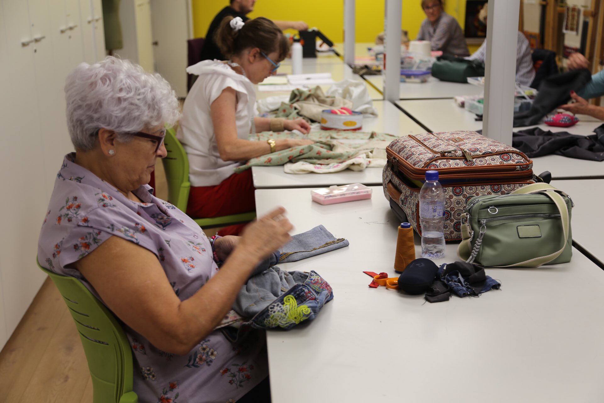 La rehabilitació de les plantes on es pot tornar a fer-hi activitats ha costat un milió d'euros i sumant la resta de treballs a l'edifici, dos milions.