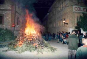 Una de las históricas lumbres que se encendía en la Plaza del Santo Cristo, en años anteriores