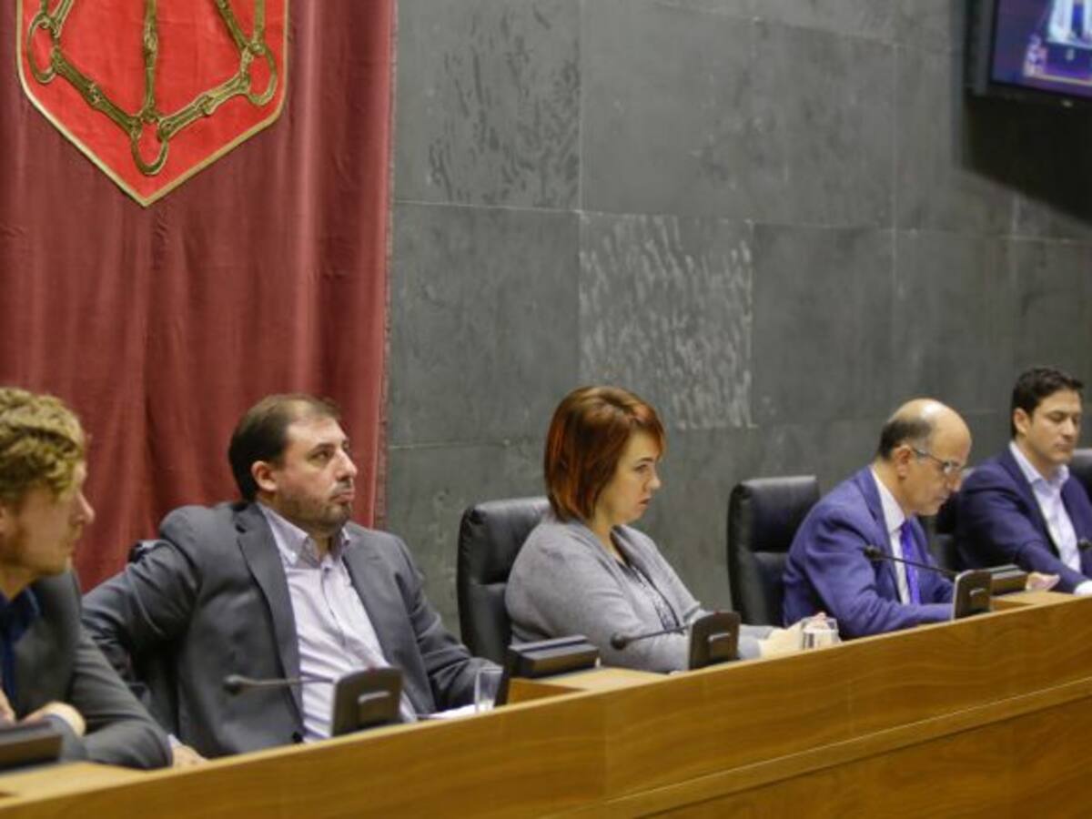 Un Parlamento unánime en “la defensa de los intereses navarros en el Convenio económico”