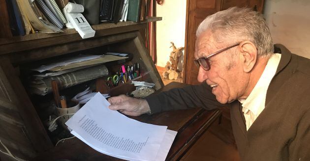 Antonio en su escritorio, donde escribe poesía.