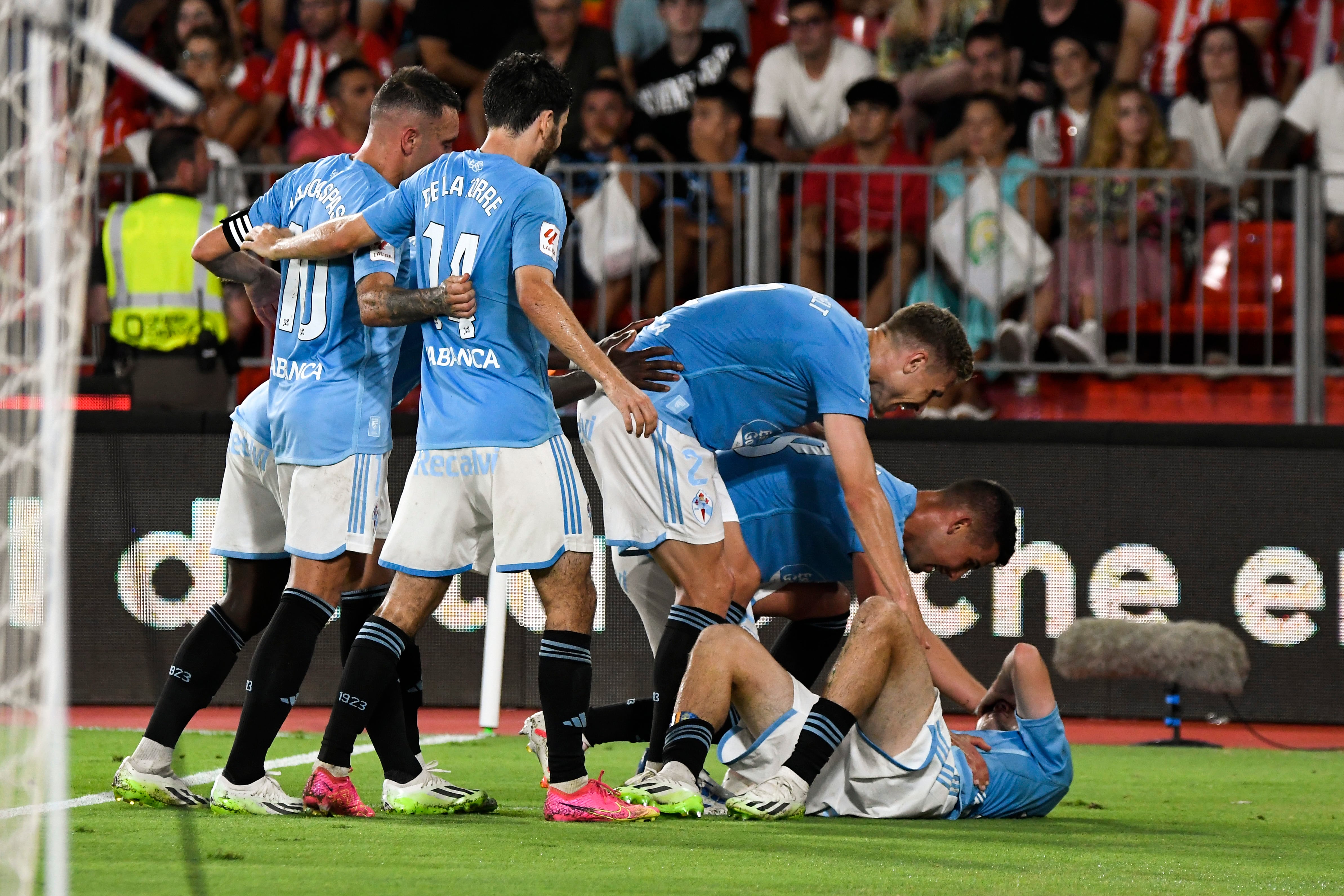 ALMERÍA, 01/09/2023.- El centrocampista sueco del Celta de Vigo Williot Swedberg (d) celebra su gol durante el partido de la cuarta jornada de LaLiga que UD Almería y Celta de Vigo disputan hoy viernes en el Power Horse Stadium de Almería. EFE/ Carlos Barba
