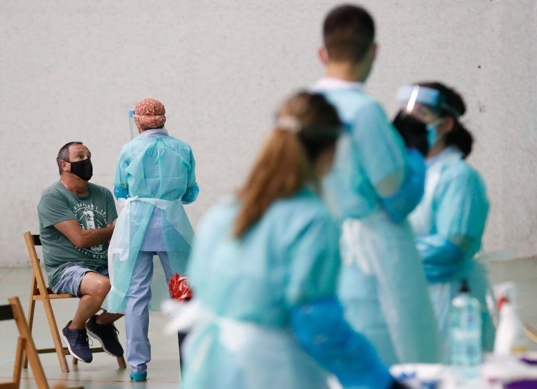 Un hombre se somete a la prueba PCR en el dispositivo puesto en marcha este miércoles por el Departamento de Salud del Gobierno Vasco en Getaria para controlar un posible brote de covid-19.