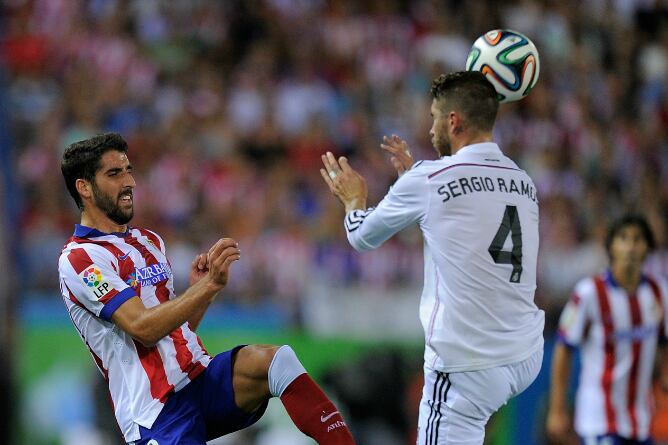 Raúl García y Sergio Ramos pugnan por un balón