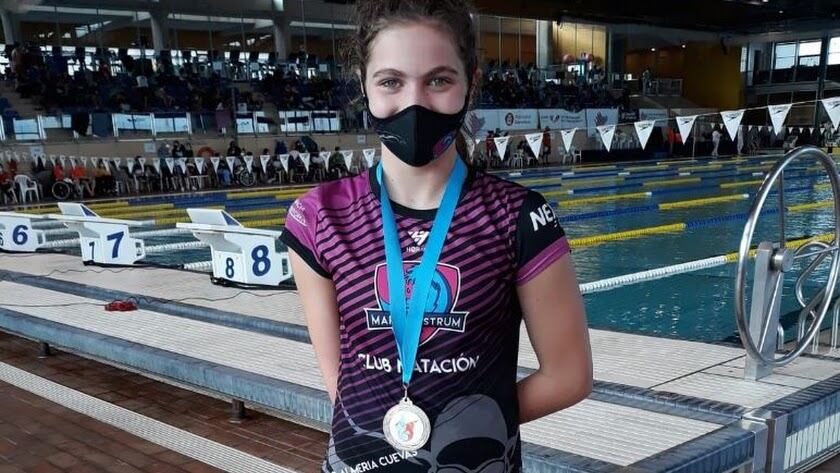 Ansatasiya Dmytriv en una competición con el club Mare Nostrum.