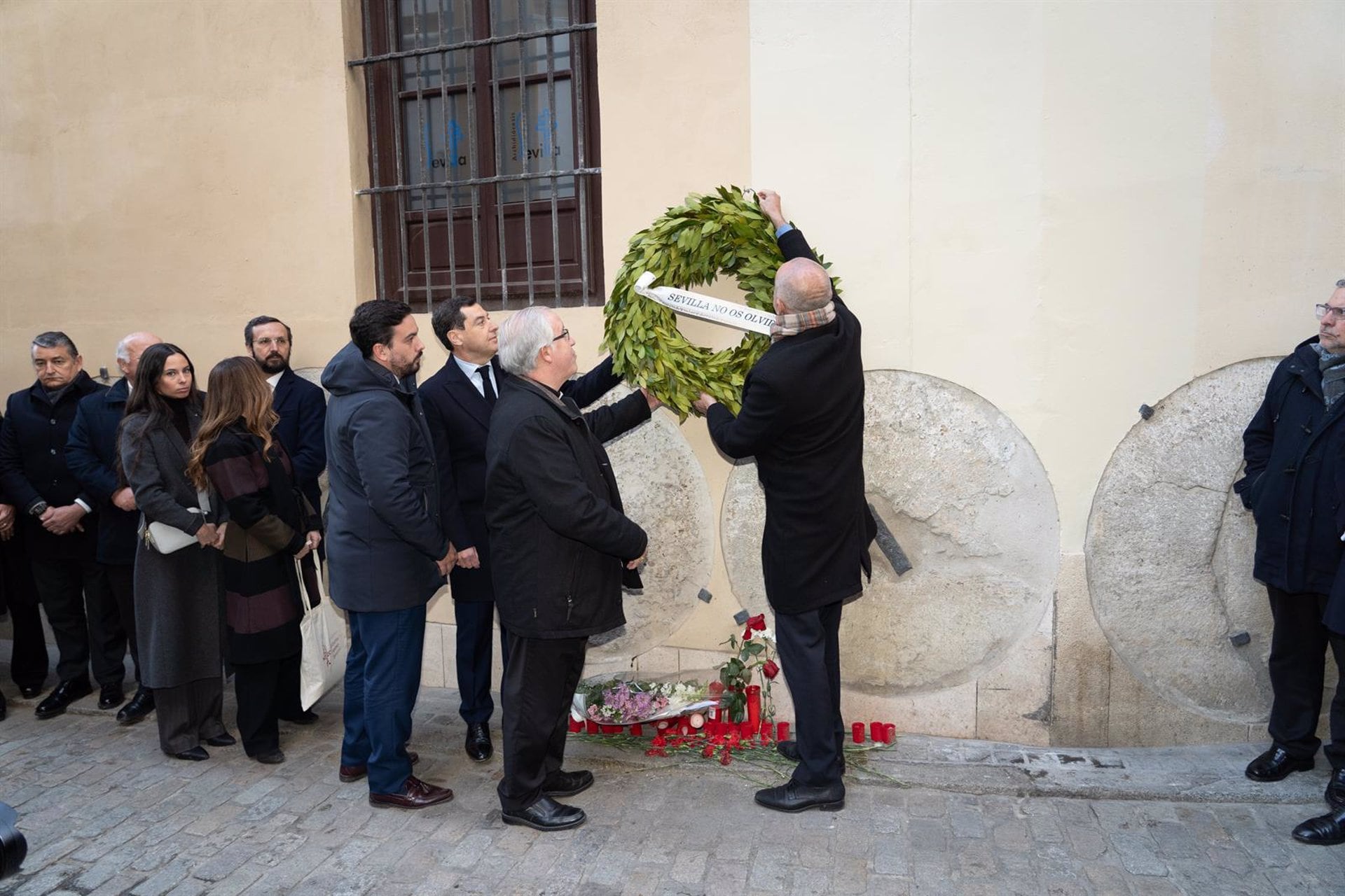 Imagen de Archivo: El presidente de la Junta de Andalucía, Juanma Moreno junto al presidente de la Fundación Jiménez-Becerril, Alberto Jiménez-Becerril García colocan una corona de laurel donde se produjo el asesinato a 30 de enero de 2023 / Francisco J. Olmo