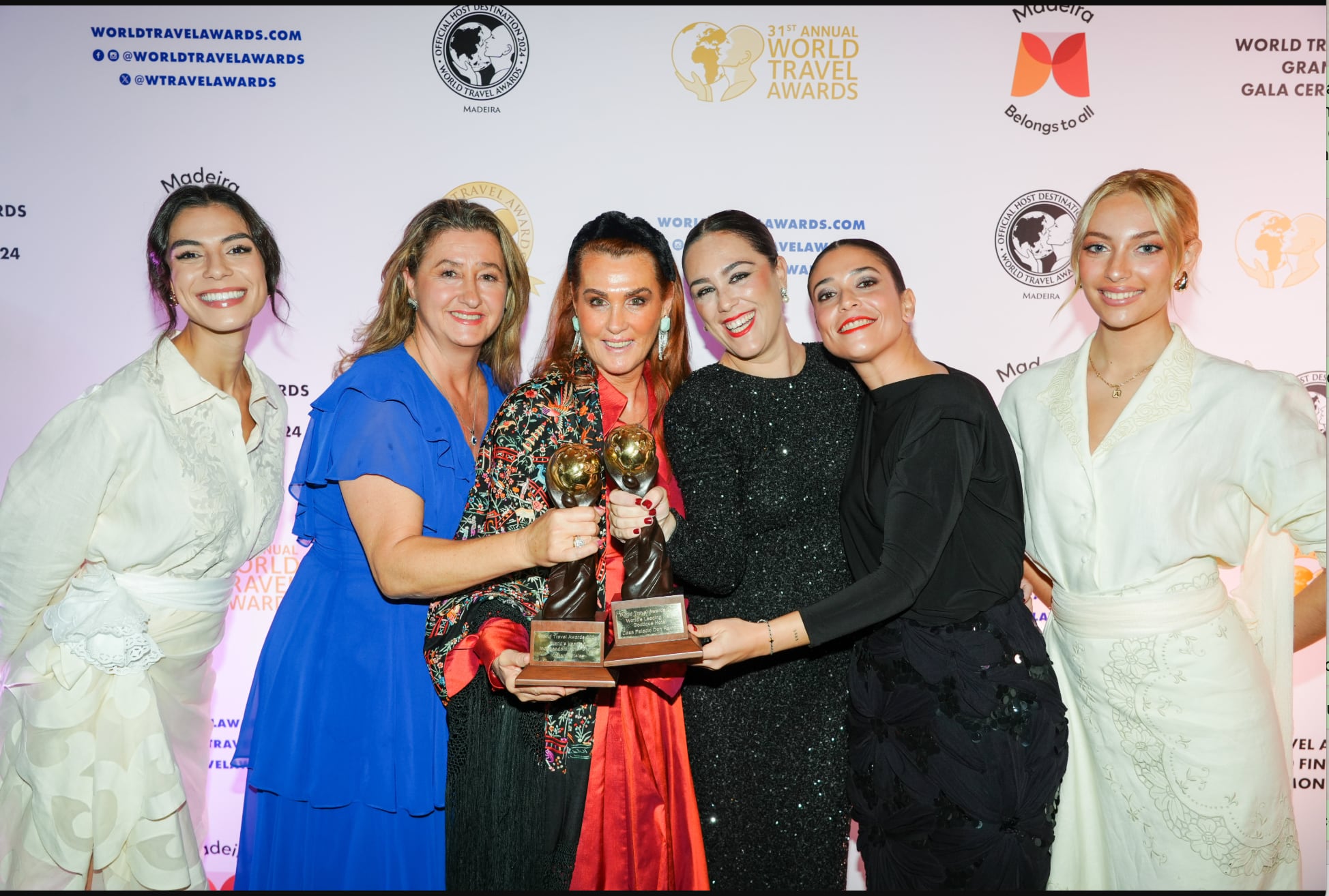 Marisa de Azcárate, presidenta del Grupo Kaizen Hoteles, junto a su equipo en los  World Travel Award