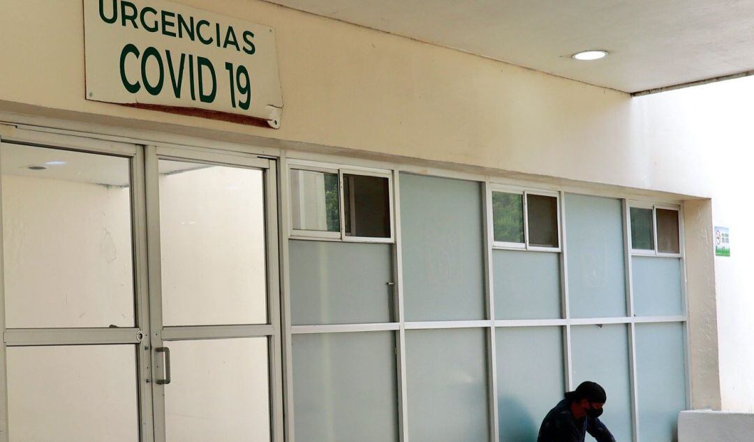Una persona espera a las puertas de un hospital.