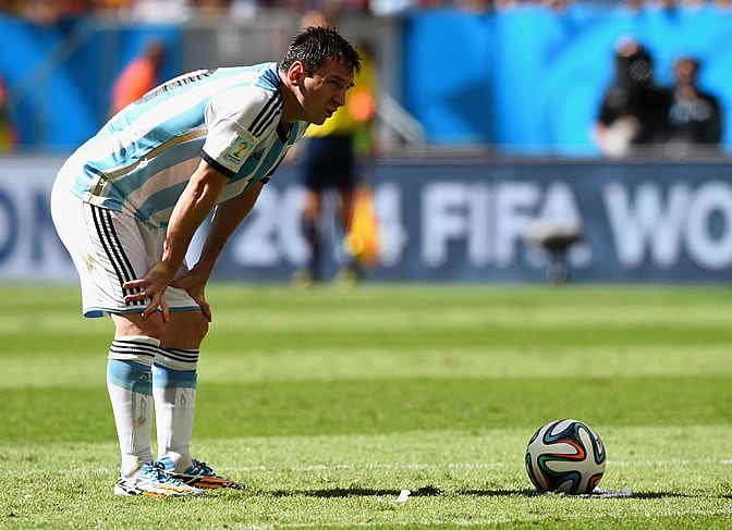 Messi coloca el balón antes de tirar una falta durante un partido del Mundial