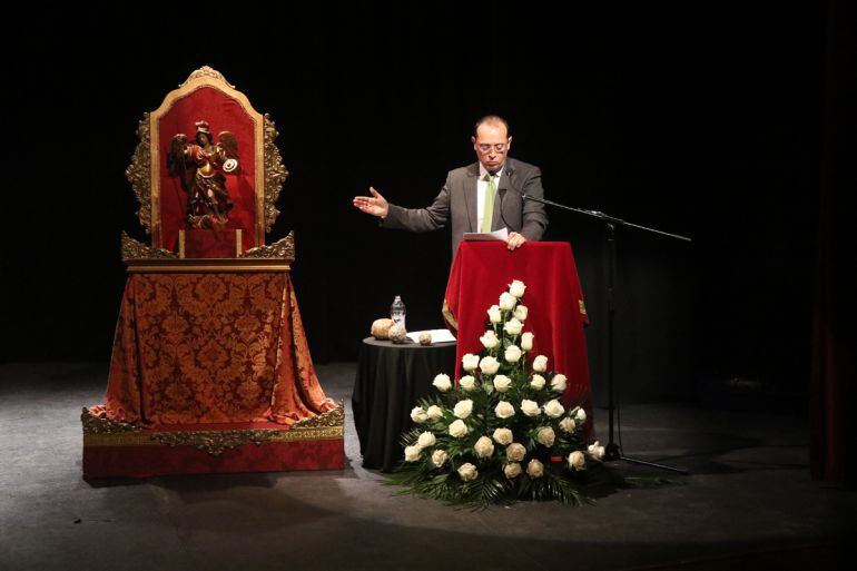 El pregonero del Zaidín, Fernando Egea, durante su exaltación de la Semana Santa del barrio