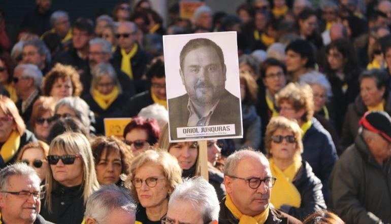 Un cartel con la imagen de Oriol Junqueras en una concentración en Reus