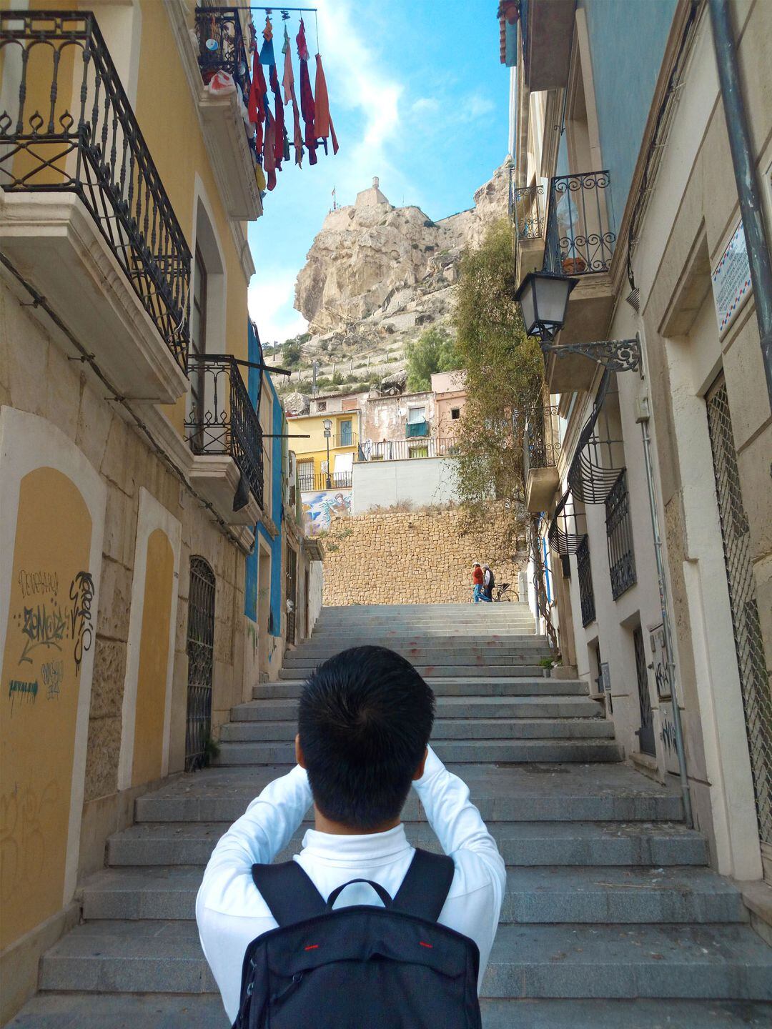 Un turista fotografía el Castillo de Santa Bárbara.