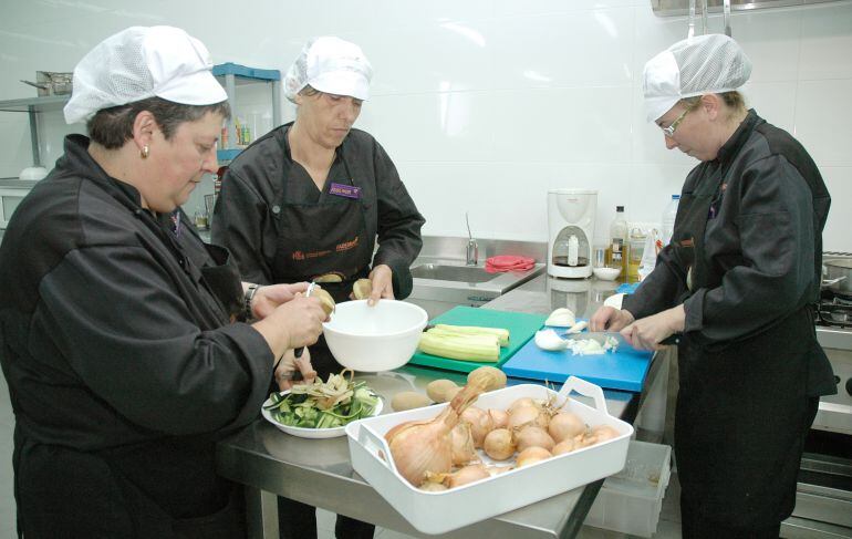 Varias mujeres trabajan en una cooperativa rural
